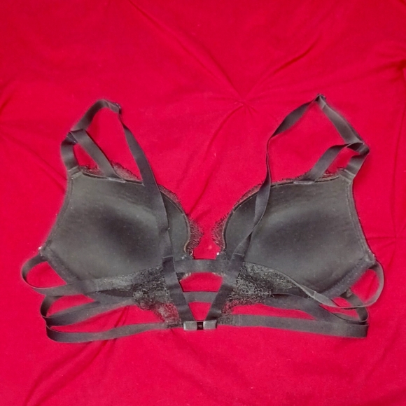 Strappy black lace bra - Picture 3 of 4